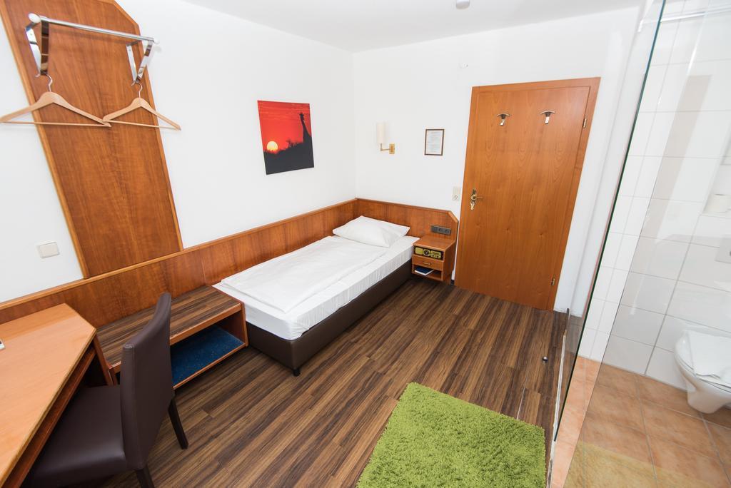 Hotel Am Friedensplatz Stuttgart Szoba fotó