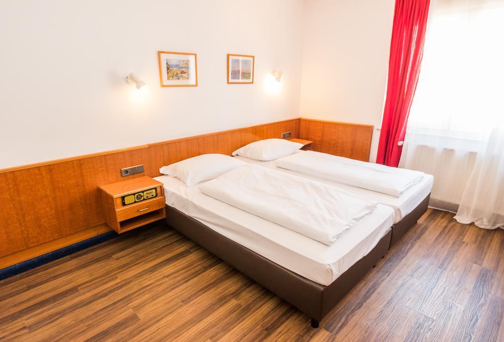 Hotel Am Friedensplatz Stuttgart Szoba fotó